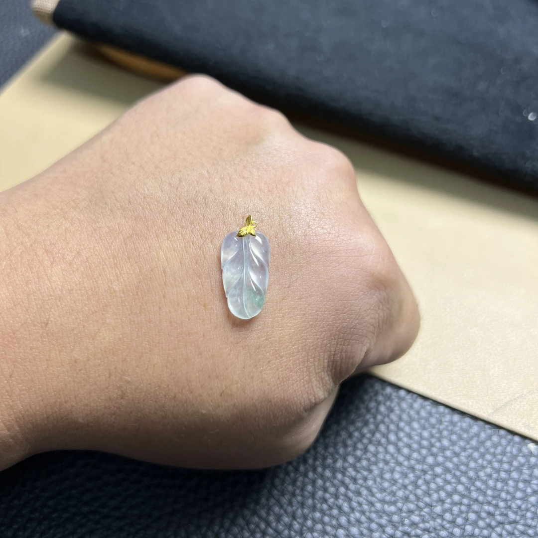 翡翠叶子吊坠高冰种光感好飘花精雕18K金女式金枝玉叶高贵气质