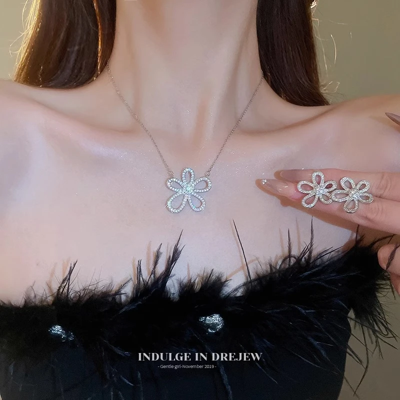 铜合金项链 花朵镂空项链女锁骨链轻奢高级感小众精致毛衣链颈链