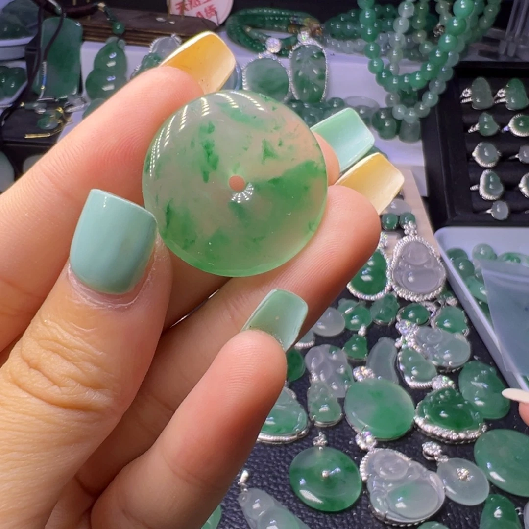 石英质玉（非洲翠）未镶嵌颈饰