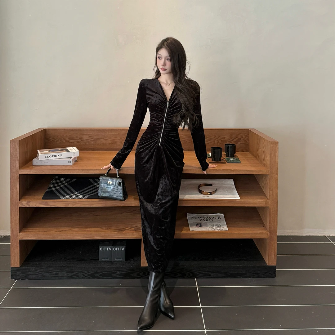 法式丝绒v领拉链显瘦连衣裙秋冬气质复古收腰褶皱显瘦御姐小黑裙