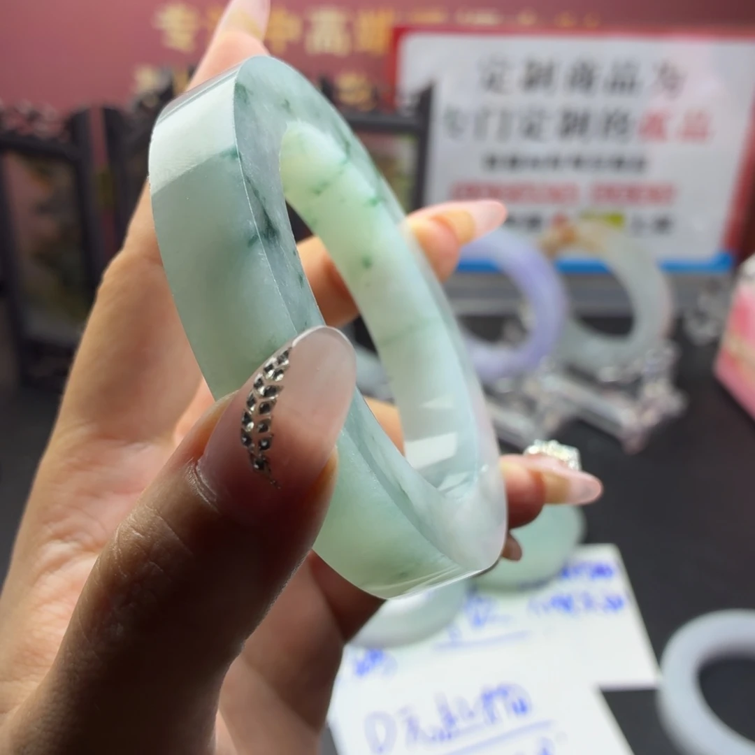 舞***风定制翡翠未镶嵌缅A翡翠多样性发一