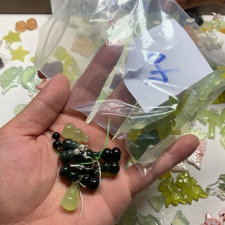 蛇纹石玉合金耳钉花***室