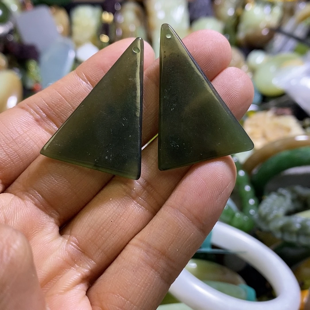 未镶嵌岫玉耳环一对