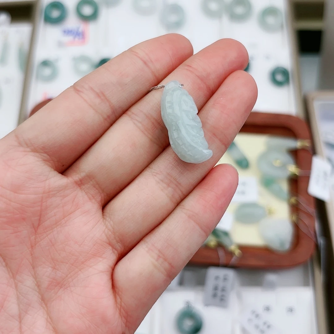 翡翠颈饰未镶嵌花生