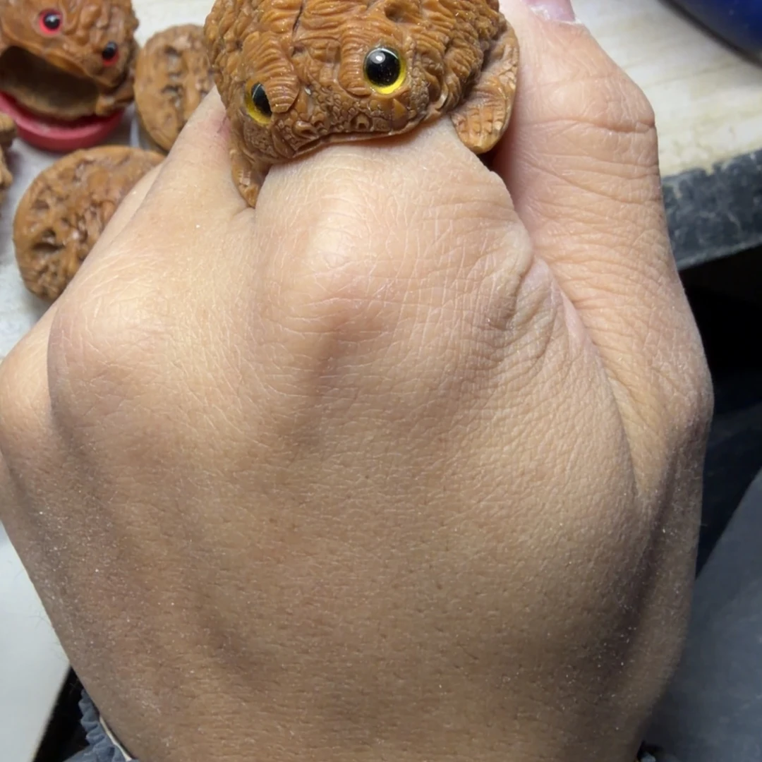 用***8核桃雕刻金蟾戒指20内径