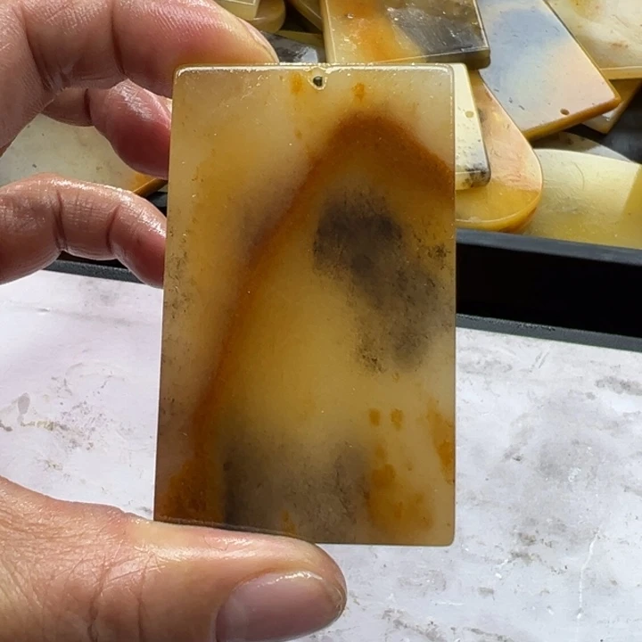 石英质玉（黄龙玉）颈饰未镶嵌