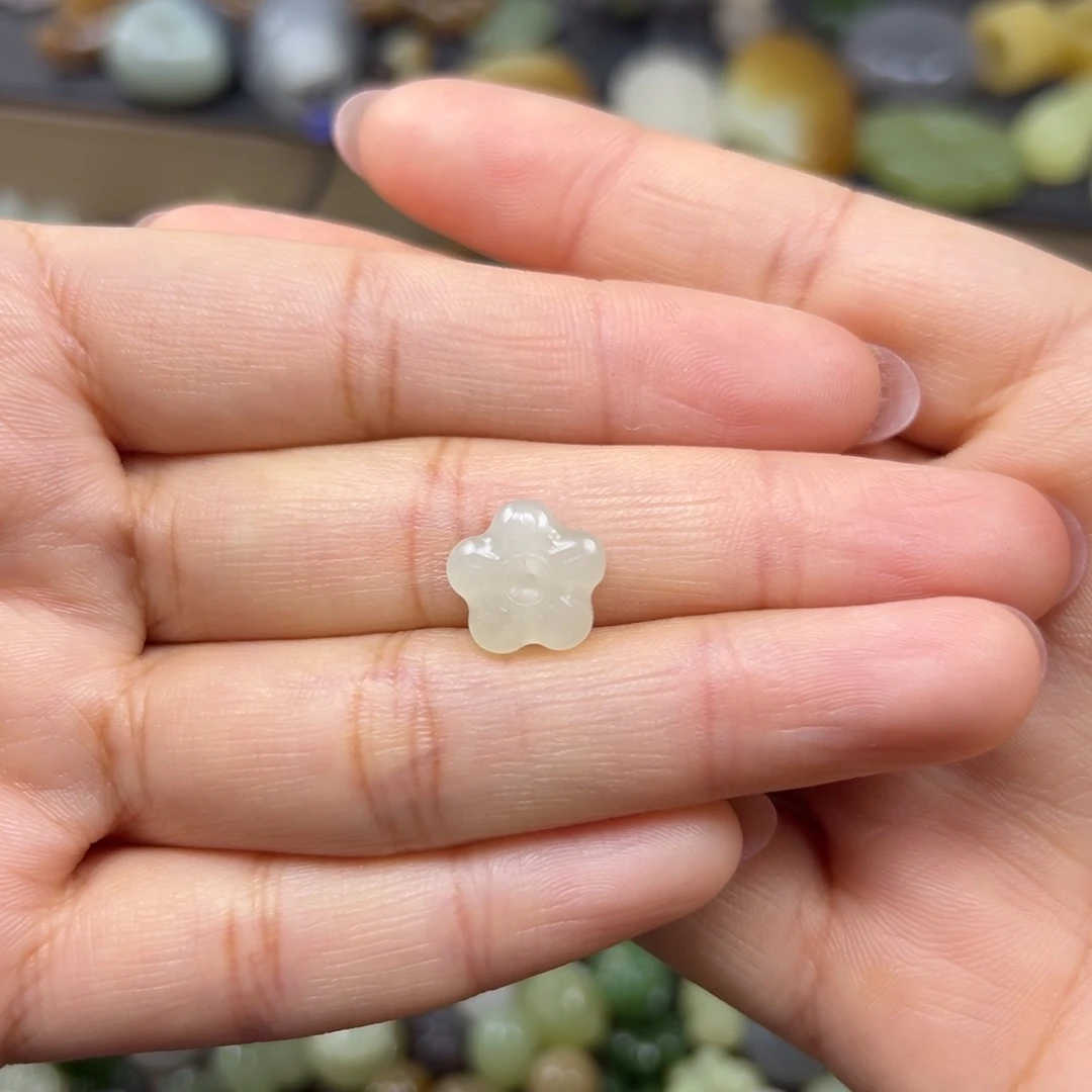 ****眉和田玉未镶嵌颈饰