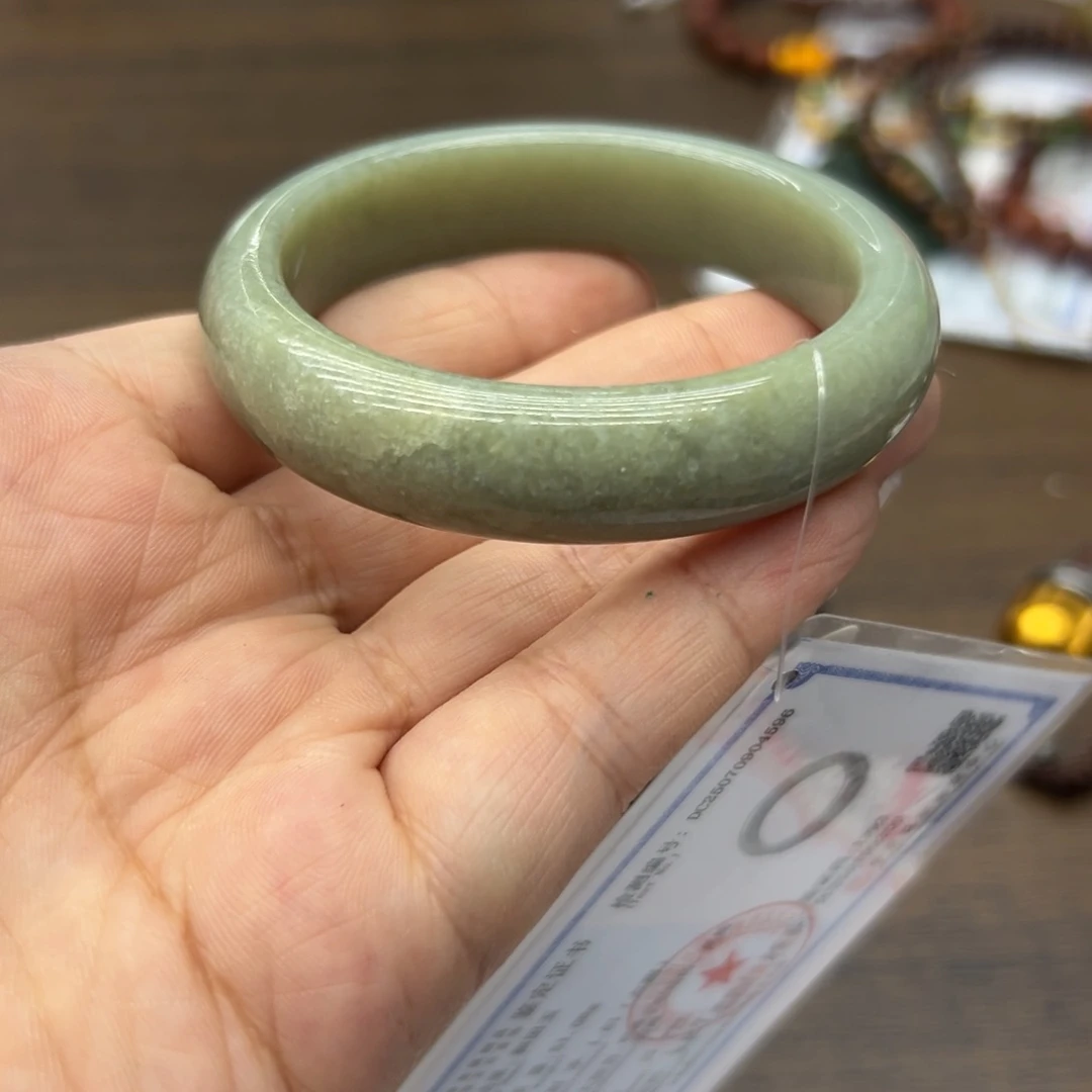 和田玉手镯未镶嵌53圈围400瑕