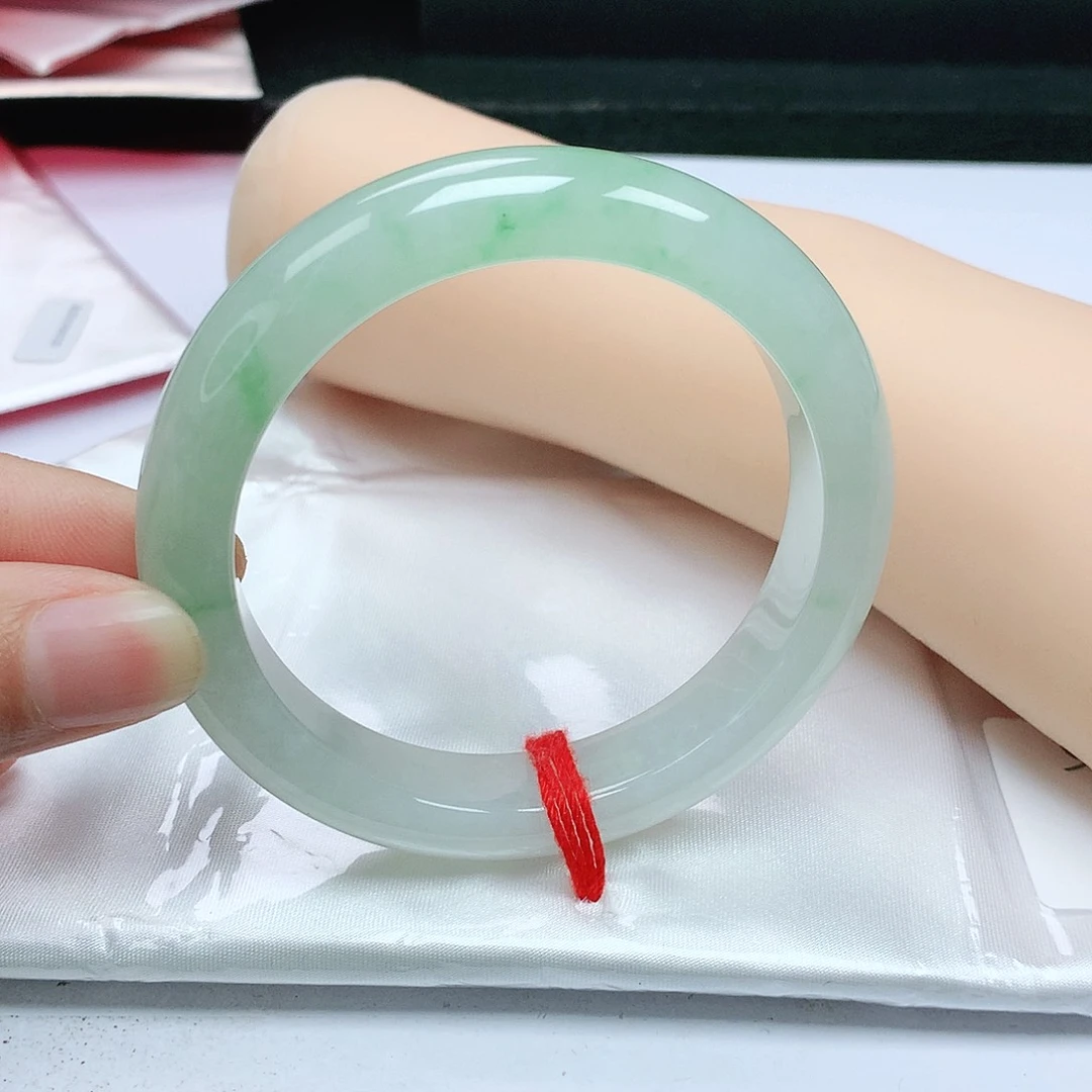 翡翠手镯未镶嵌正5556