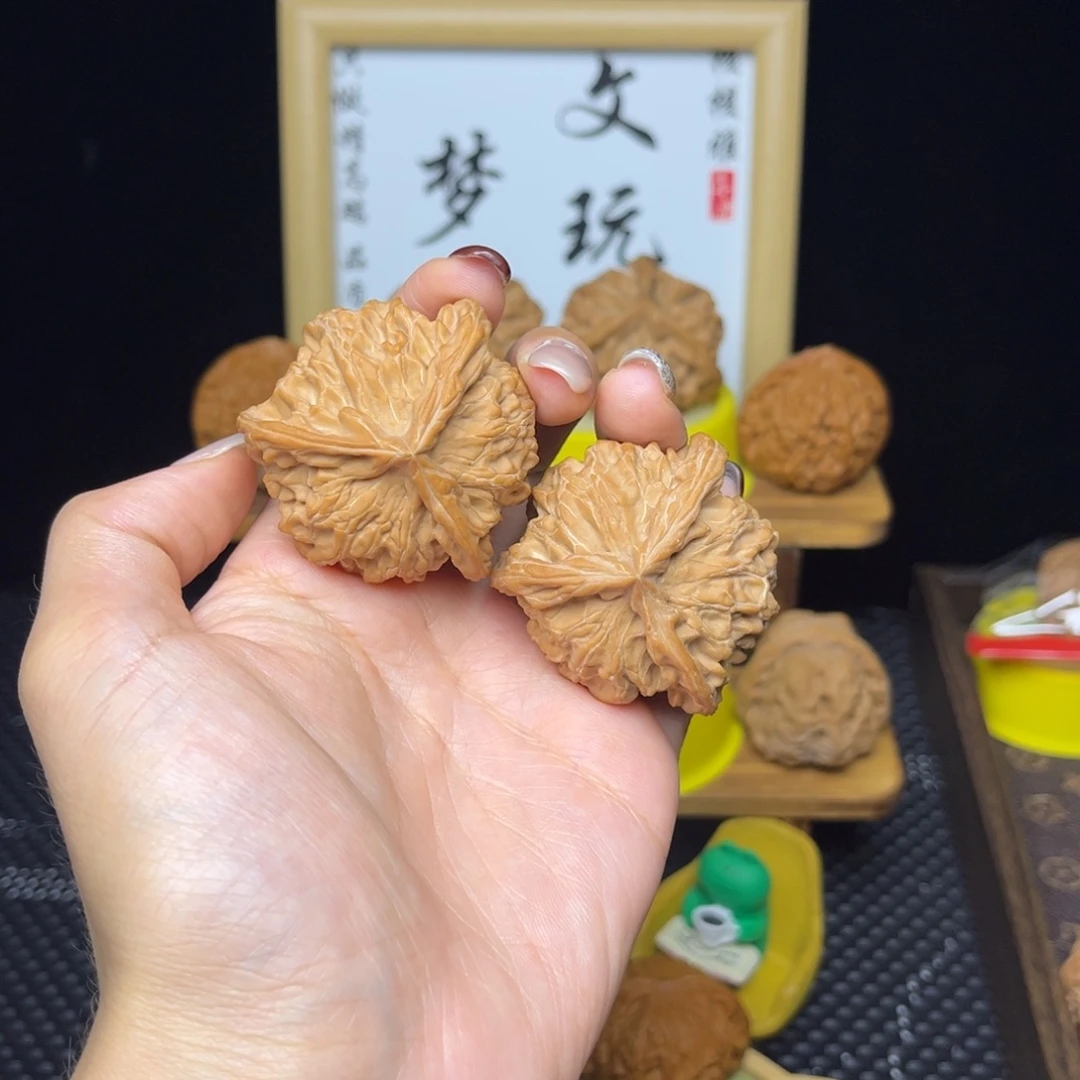 文玩核桃吊坠盘山三棱44全白茬