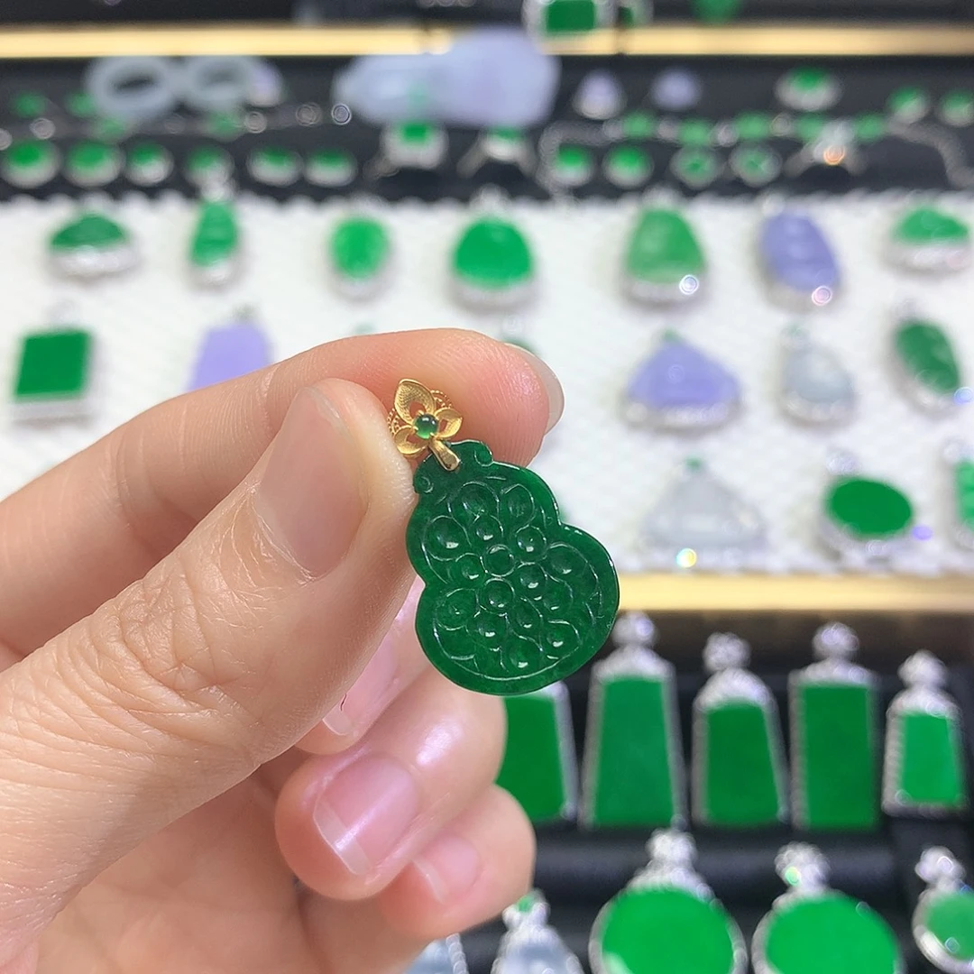 颈饰18K金镶嵌翡翠吊坠