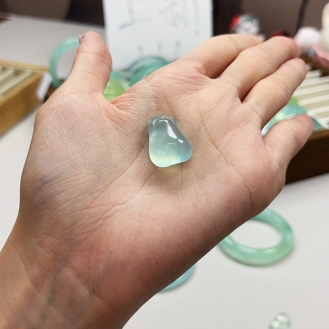 未镶嵌蛇纹石玉吊坠