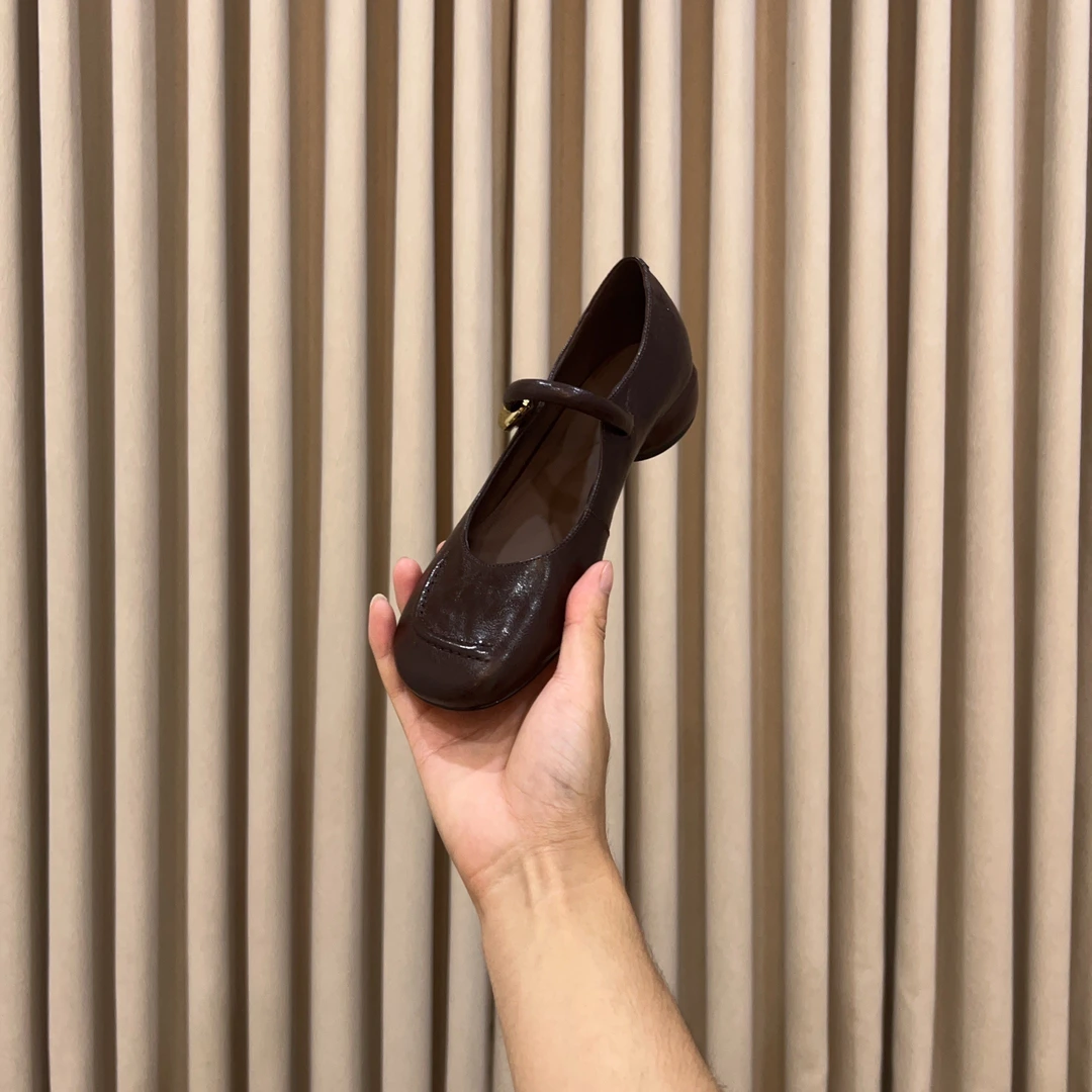 2025女士真皮羊皮气质百搭法式浅口皮带装饰单鞋中跟跟鞋W939