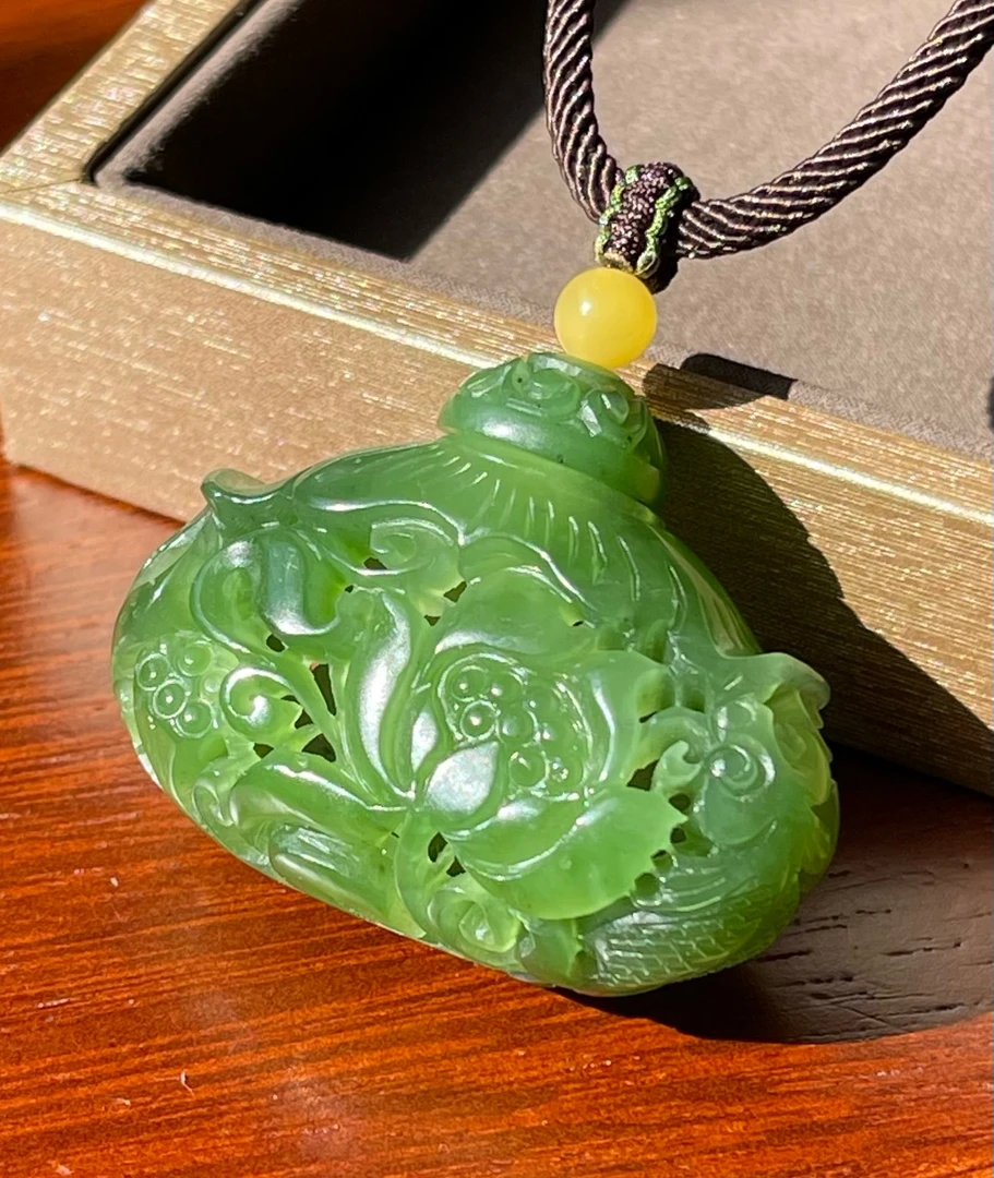 和田玉设计款碧玉香囊