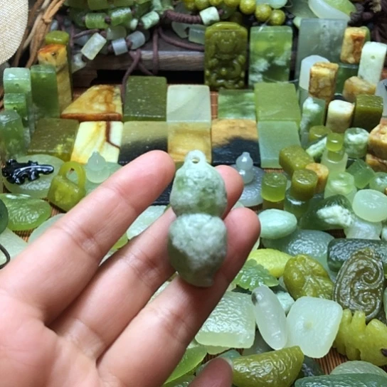 未镶嵌岫玉吊坠岫