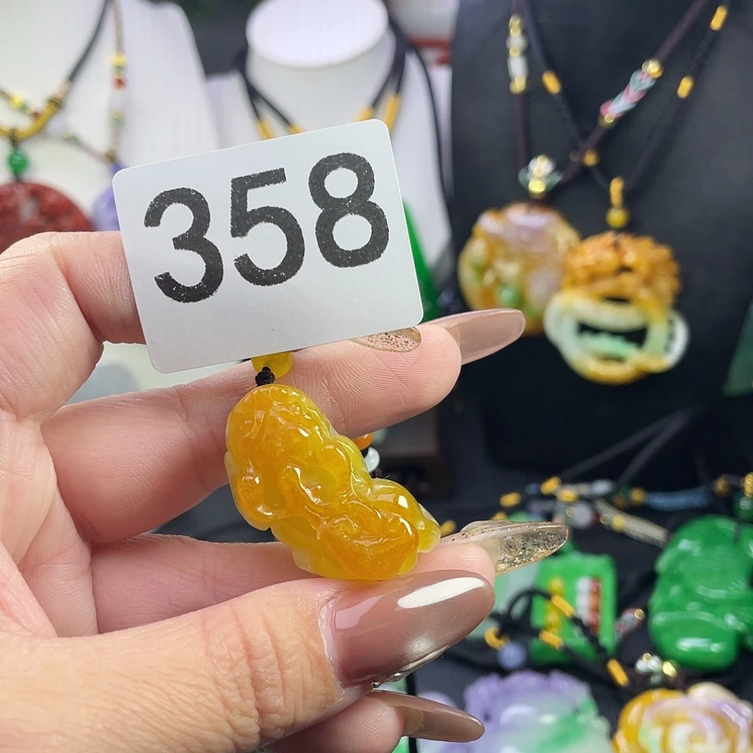 翡翠未镶嵌吊坠(赠链)