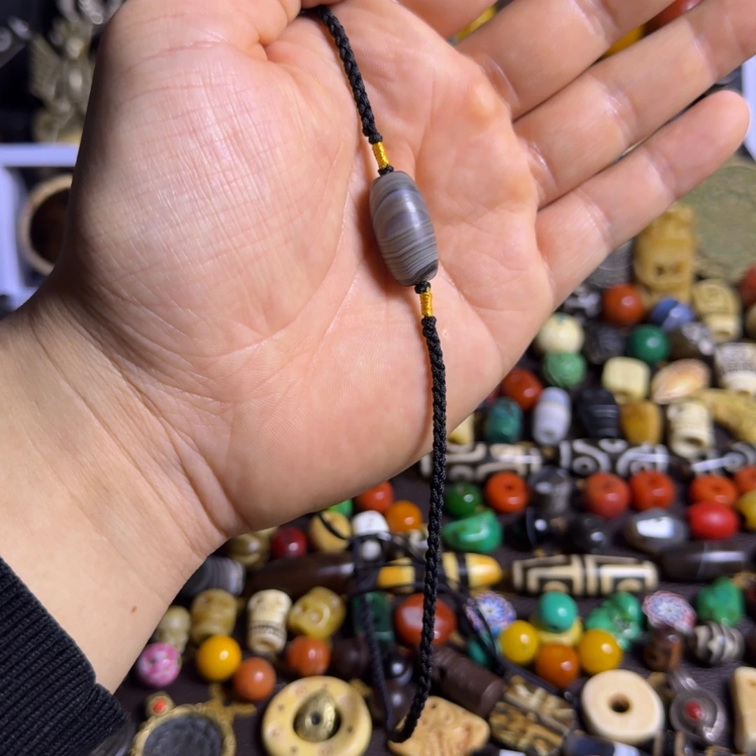 琉璃颈饰珠子如图