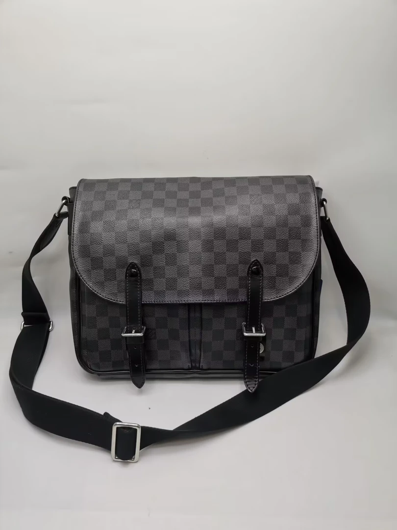 95新 LouisVuitton/路易威登 18062 95新 黑棋盘格剑桥翻盖邮差包