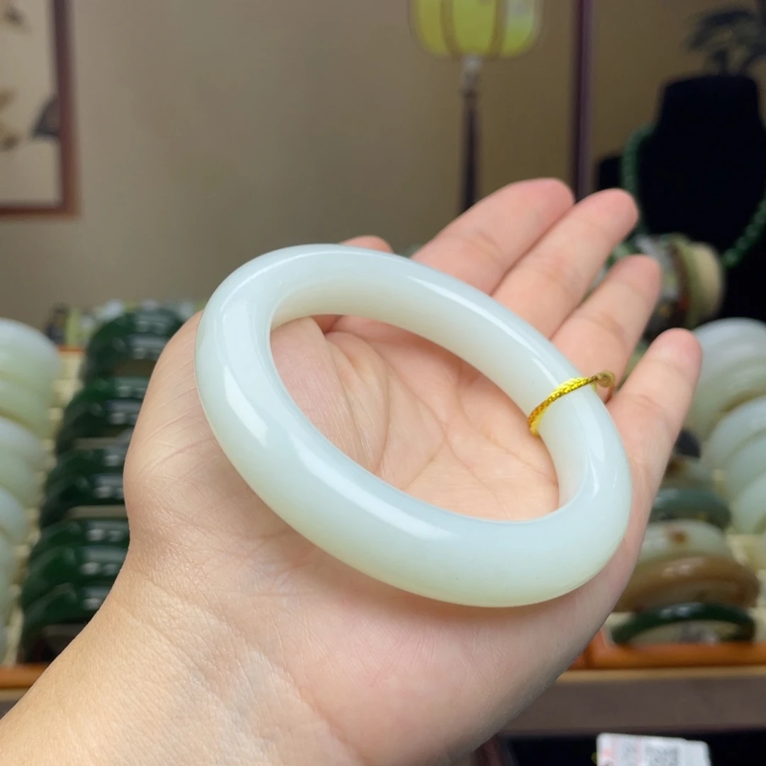 和田玉未镶嵌手镯