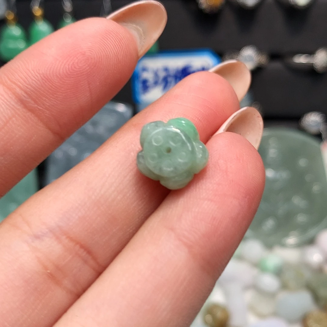 翡翠未镶嵌颈饰莲花