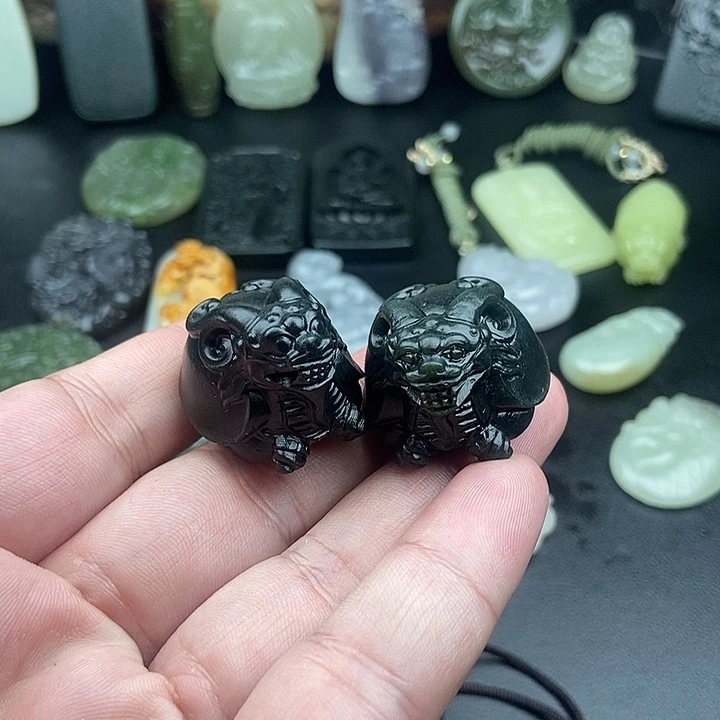 红***玉和田玉（糖玉）未镶嵌颈饰