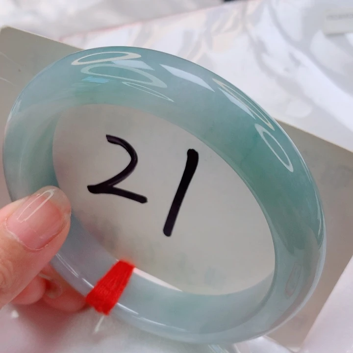 翡翠未镶嵌手镯飘蓝花