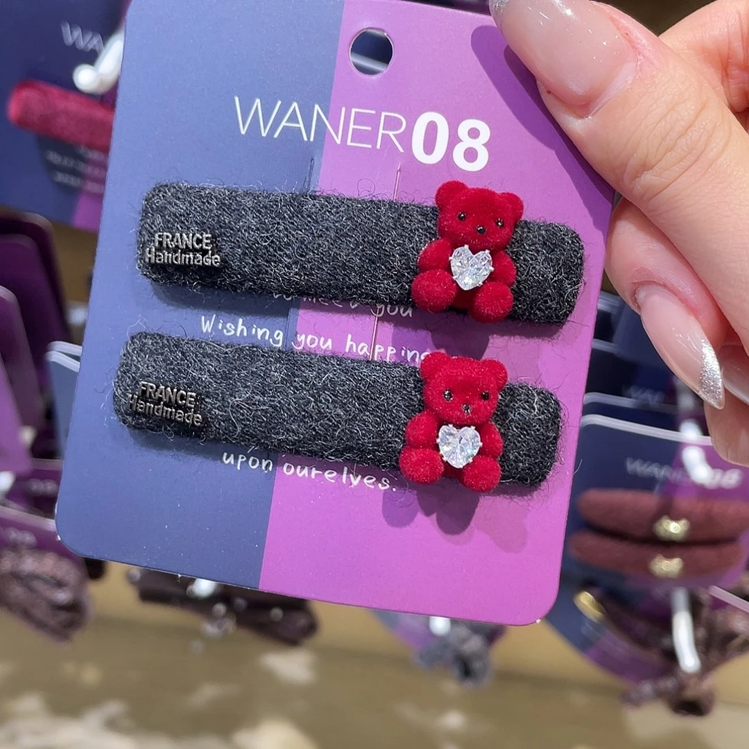 皮质非金属灰色红小熊