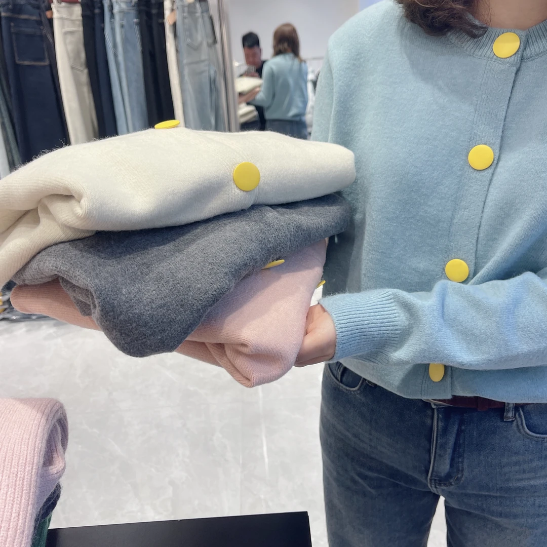 高克重软糯针织开衫女大金扣设计感毛衣外套