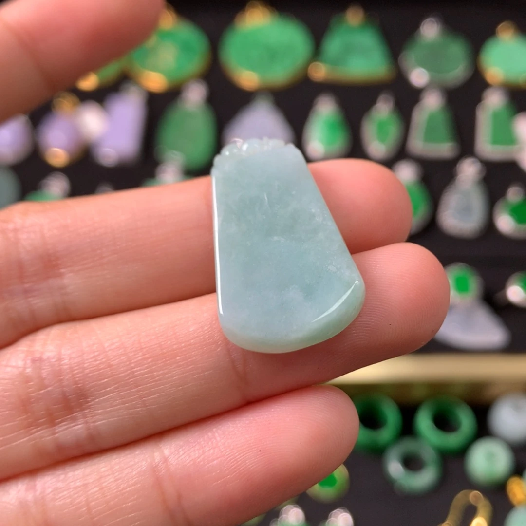 翡翠未镶嵌颈饰有纹裂