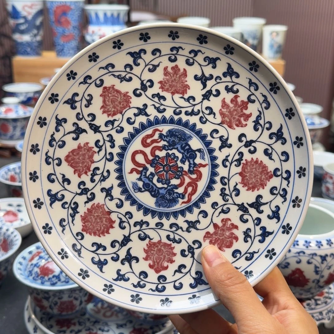 微瑕缠枝莲釉里红壶承