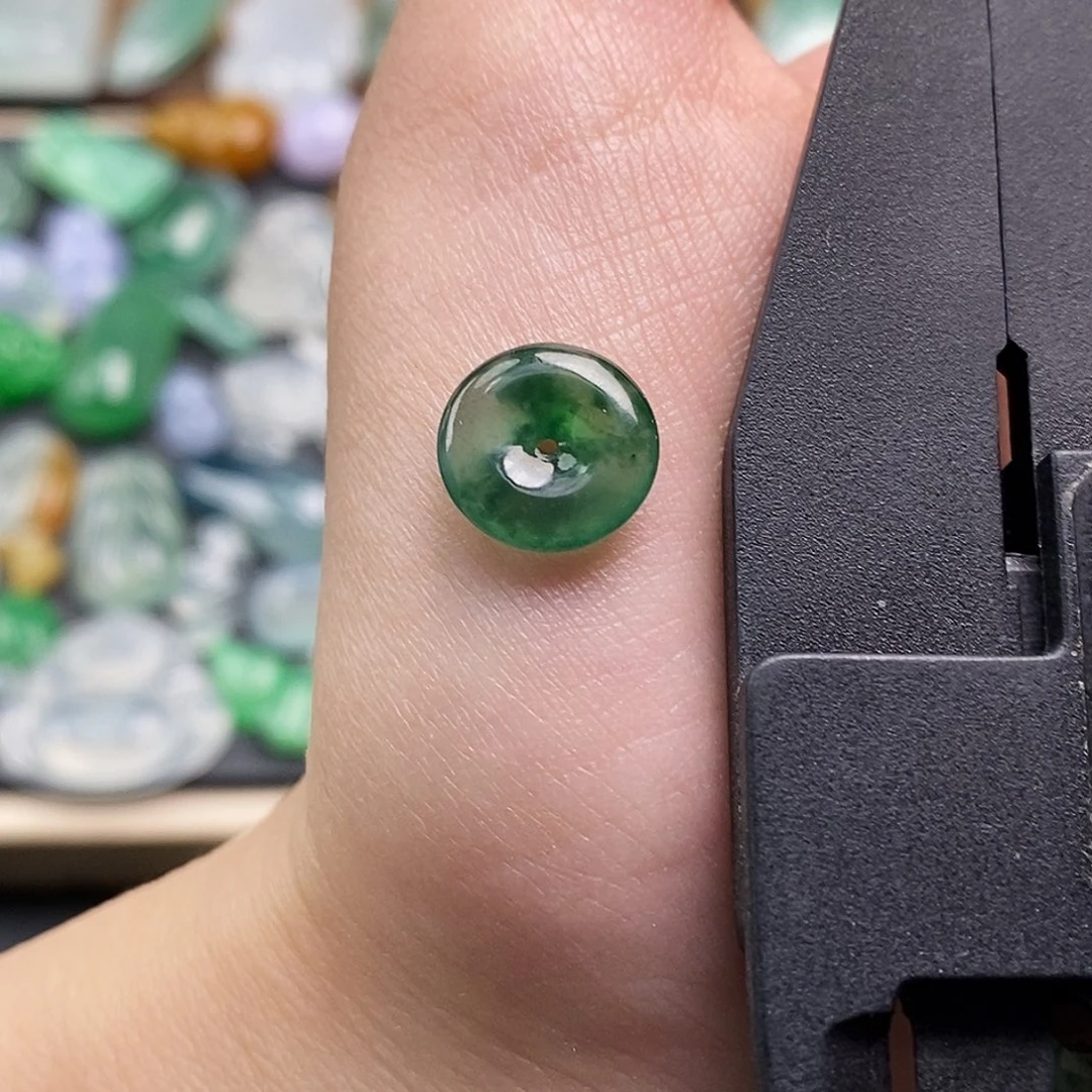 翡翠未镶嵌颈饰平安扣