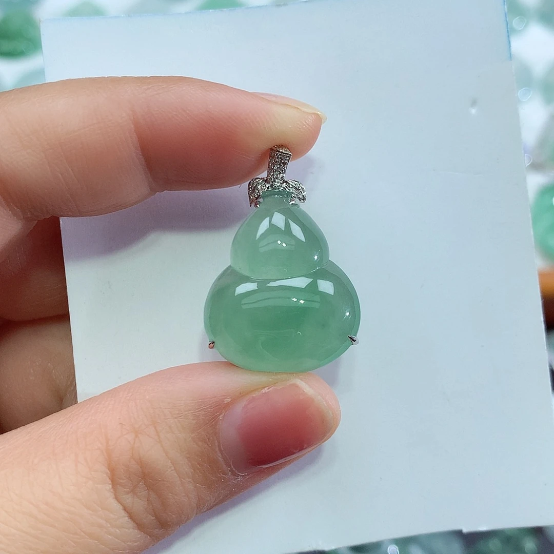 翡翠18K金镶嵌颈饰葫芦