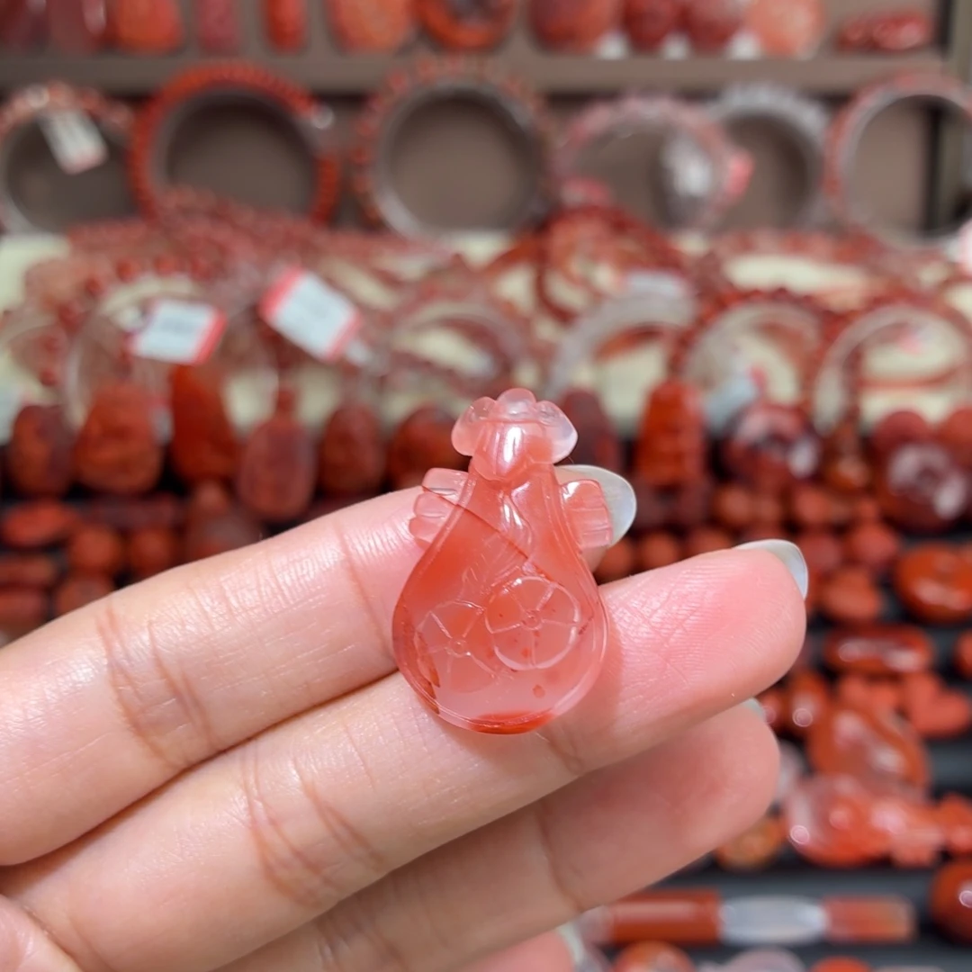 南红玛瑙未镶嵌颈饰琵琶