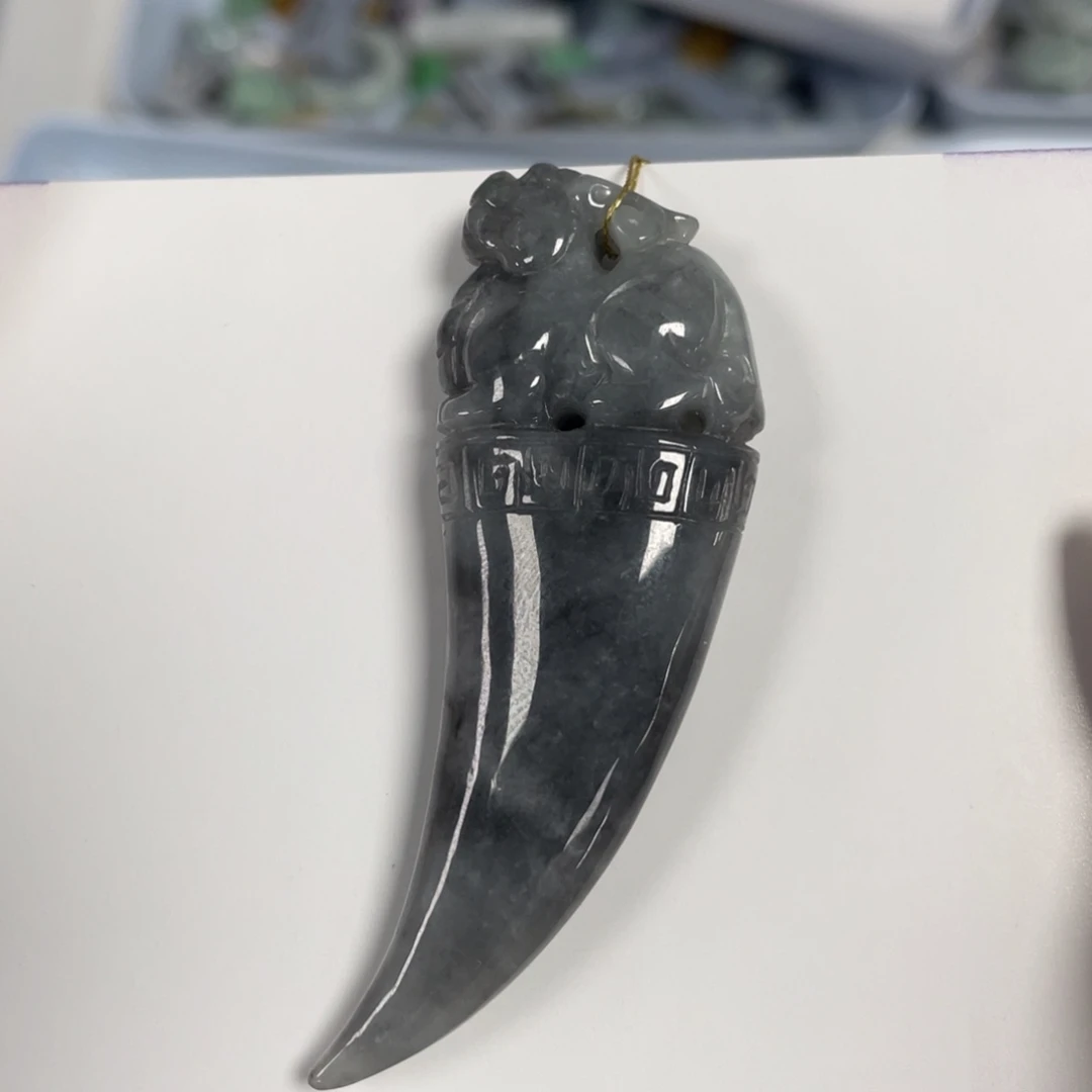 荷***哥翡翠未镶嵌颈饰龙牙
