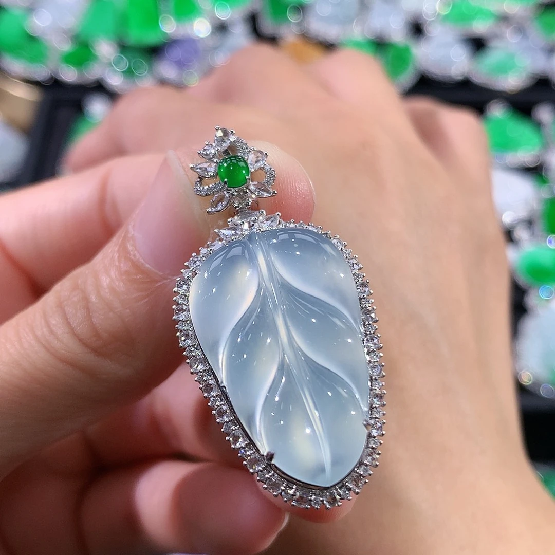 翡翠18K金镶嵌颈饰