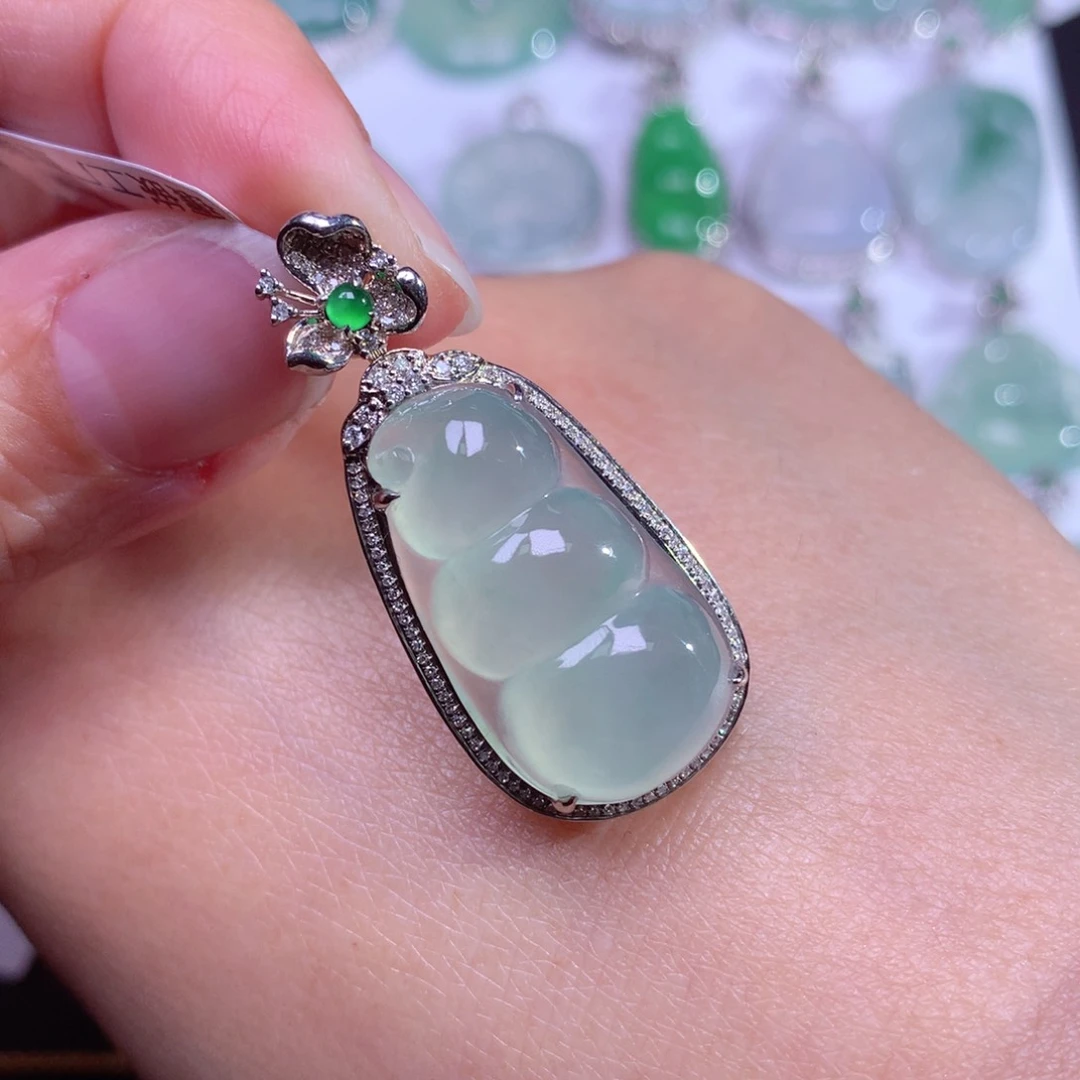 翡翠颈饰18K金镶嵌冰晴底起胶胖福豆吊坠