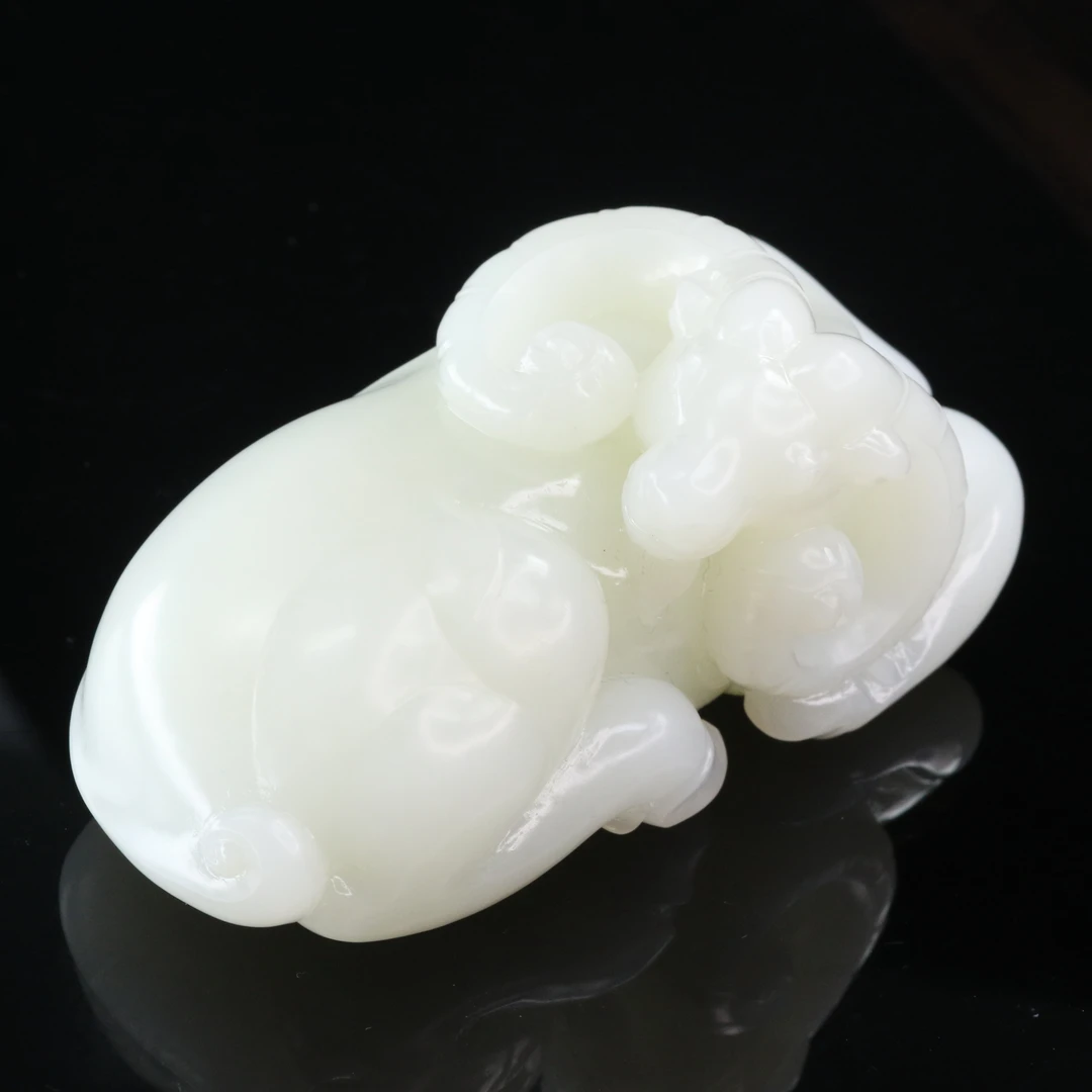 32和田玉羊脂白羊羊得意手把件（钟文杰）/200206北京中保拍卖