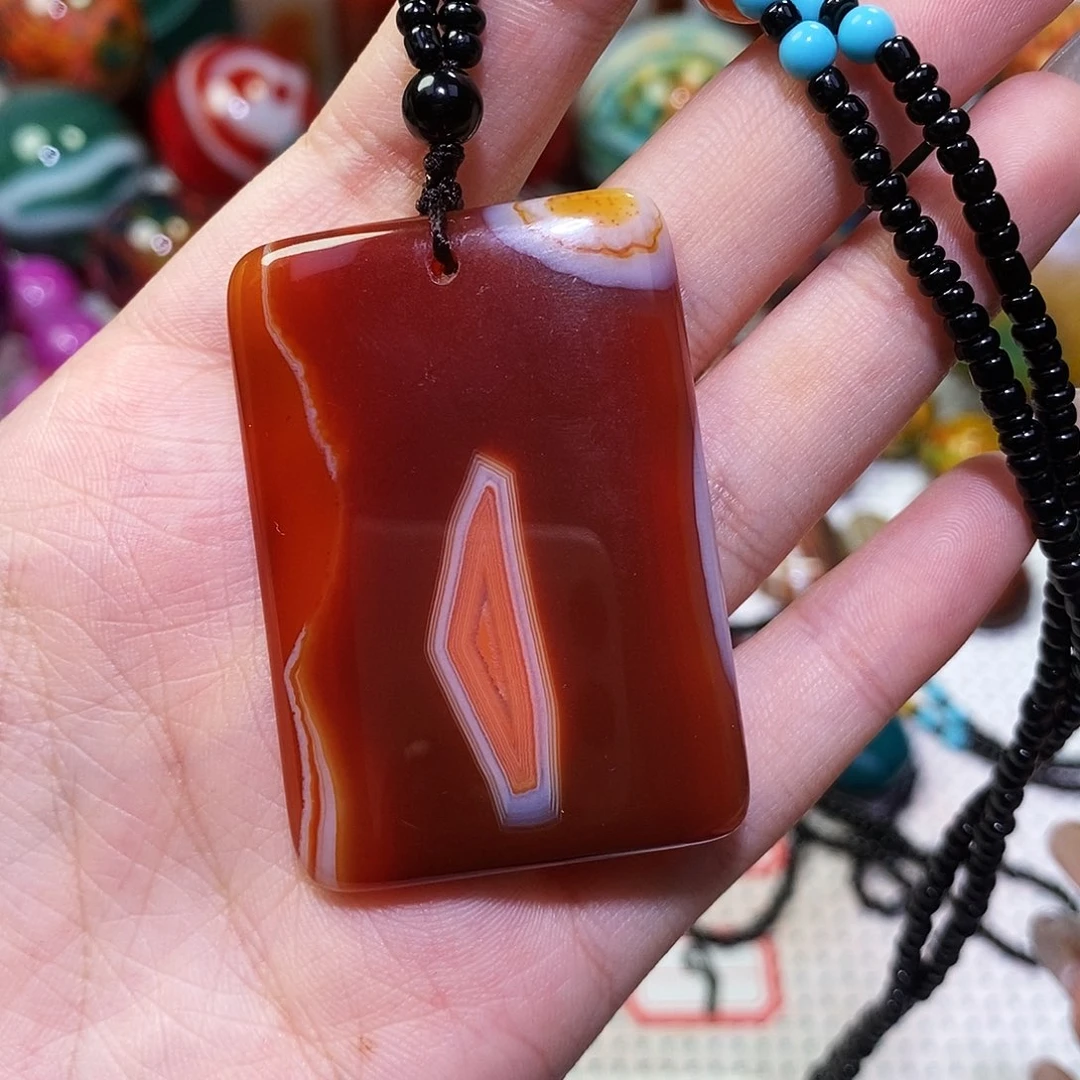 左***手玛瑙/玉髓未镶嵌珠宝奇石