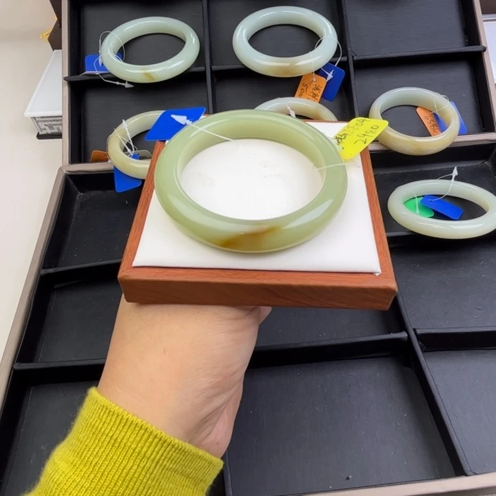 未镶嵌手镯和田玉七月