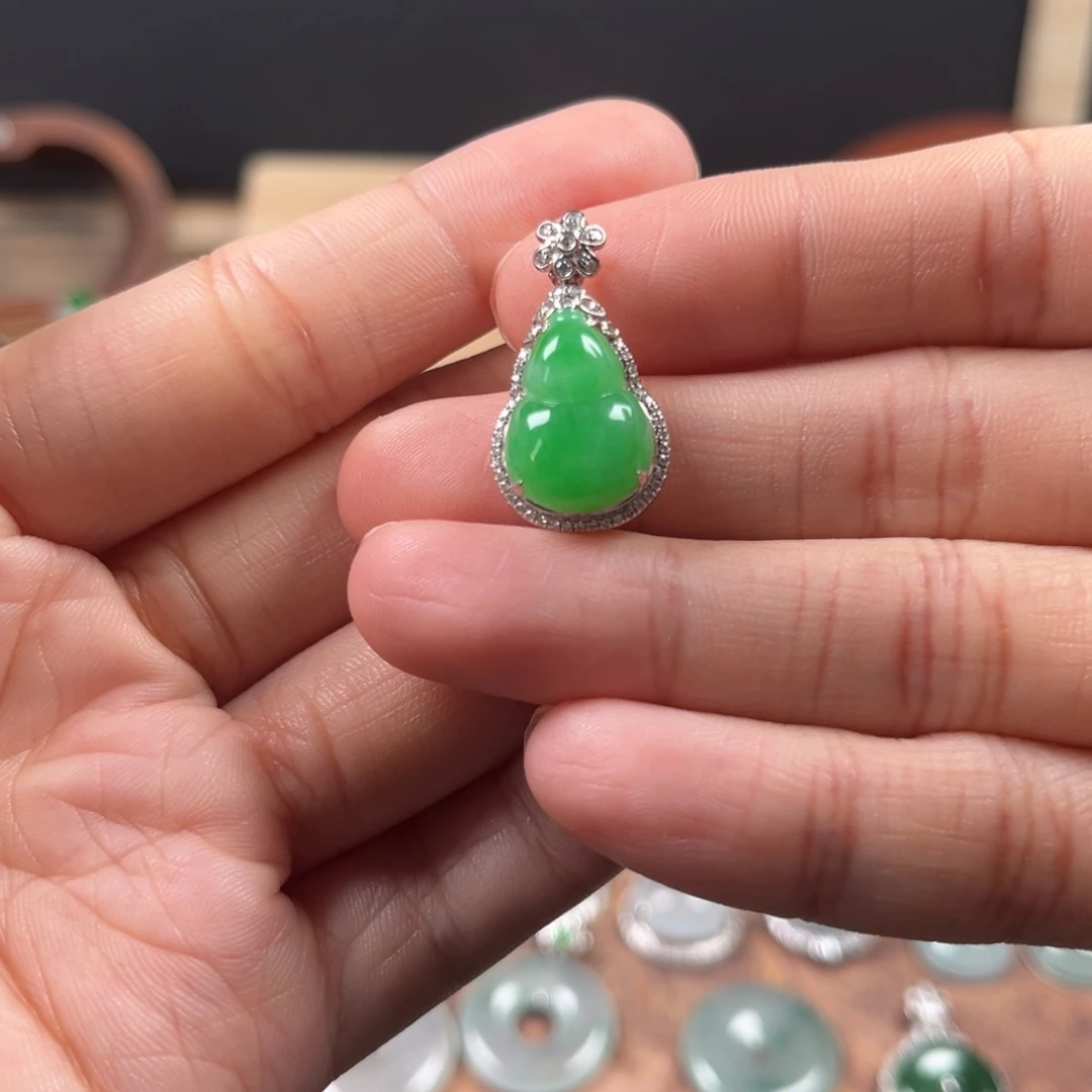 颈饰18K金镶嵌翡翠葫芦