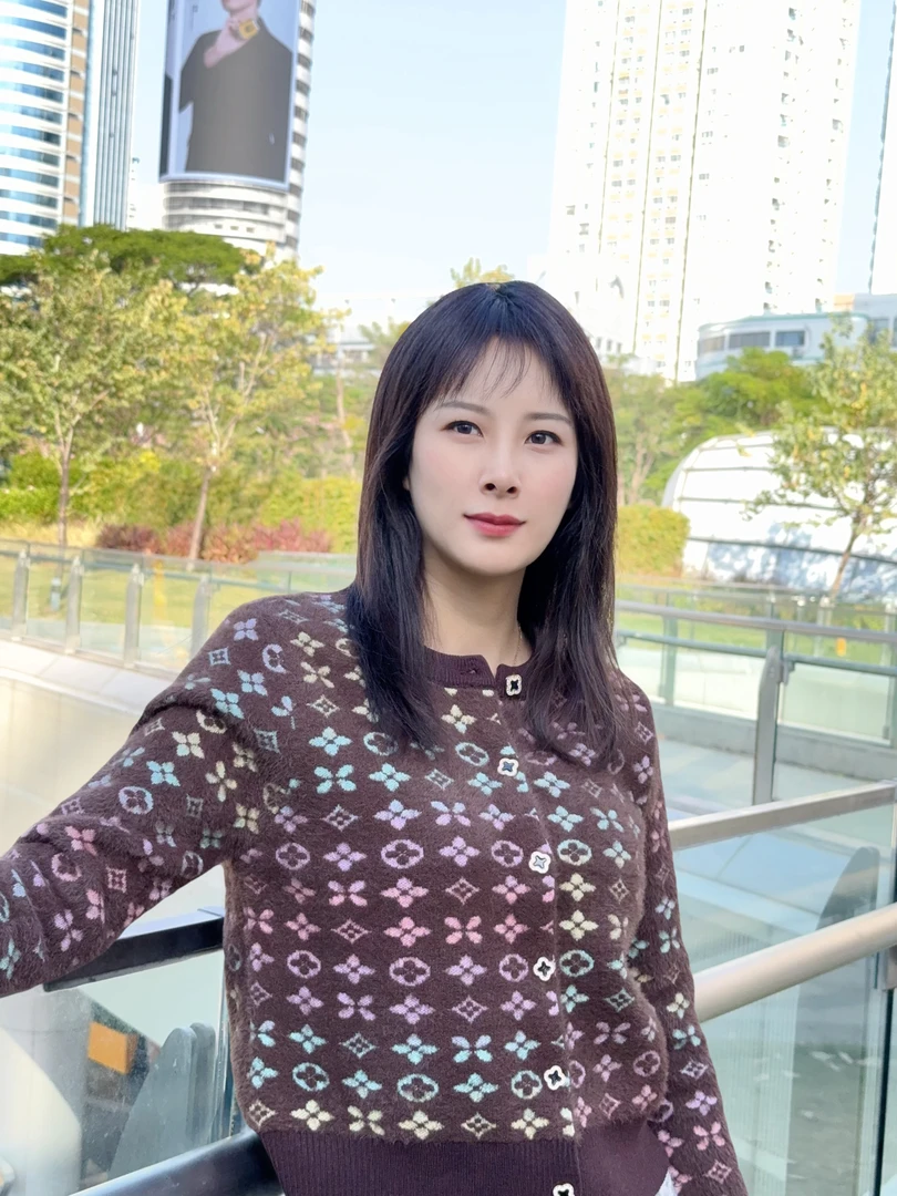 B185 咖色2025年秋冬新款时尚百搭休闲女装长袖