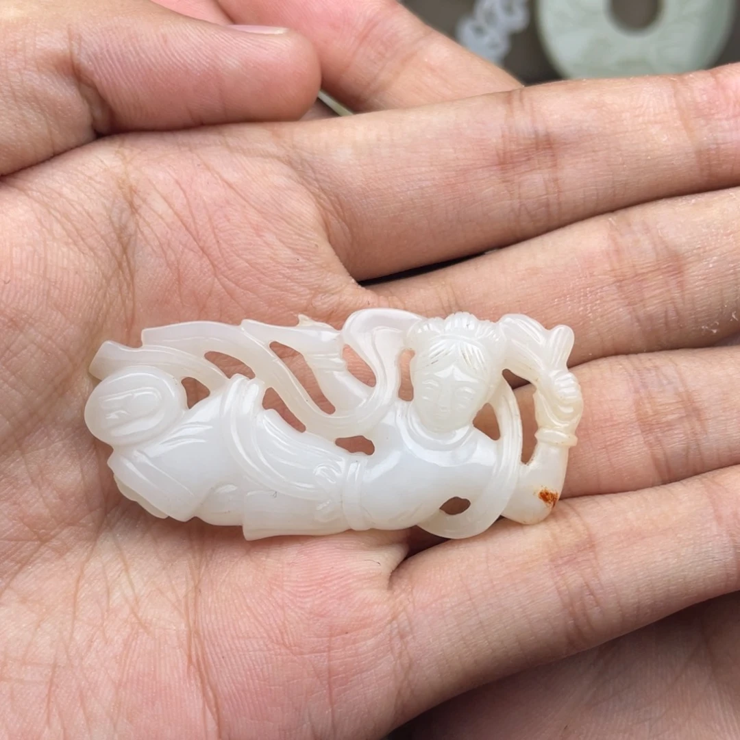 中***童和田玉未镶嵌颈饰