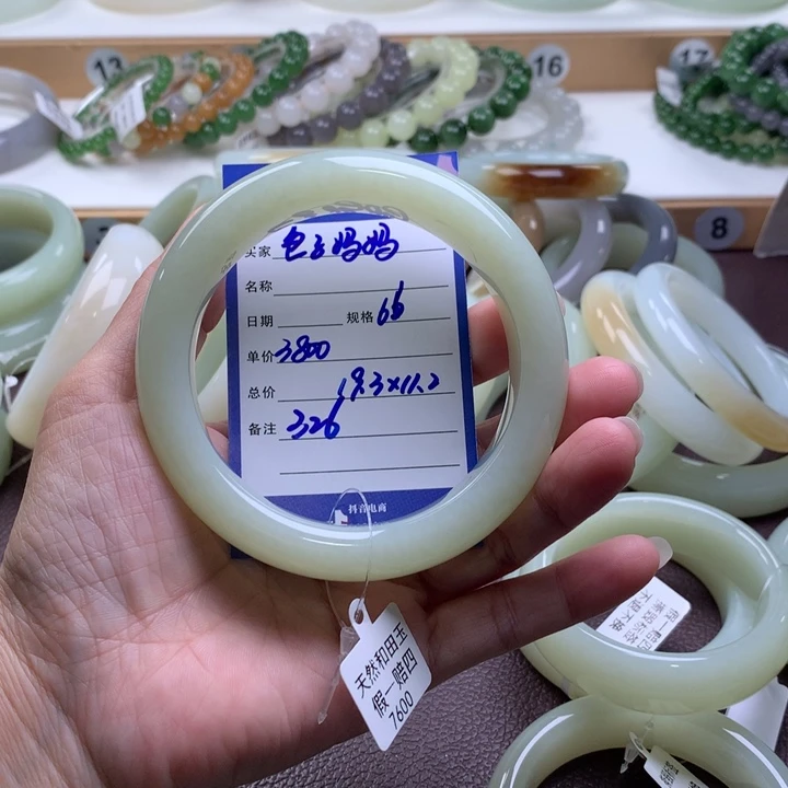 包***妈和田玉未镶嵌手镯