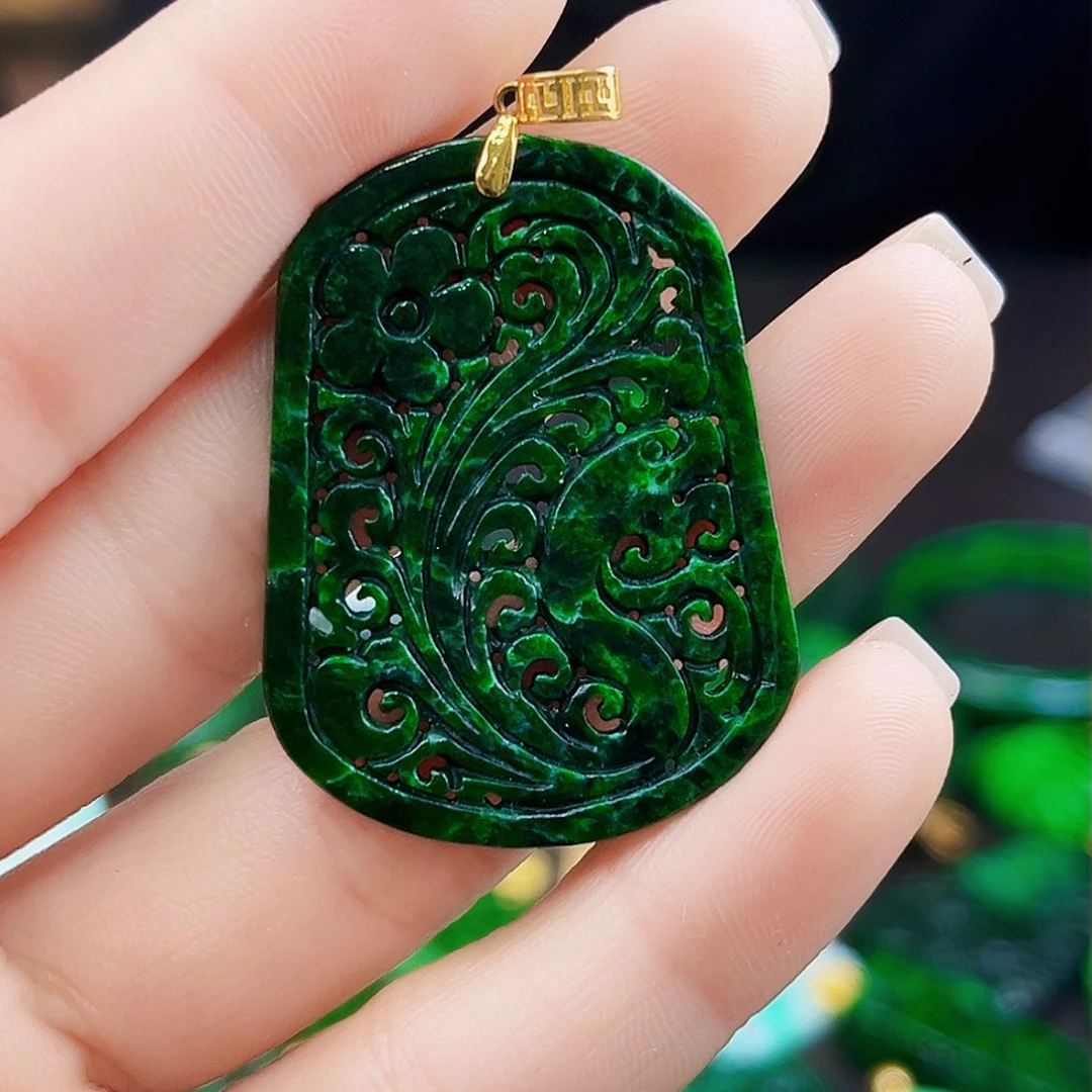 颈饰18K金镶嵌翡翠多样性