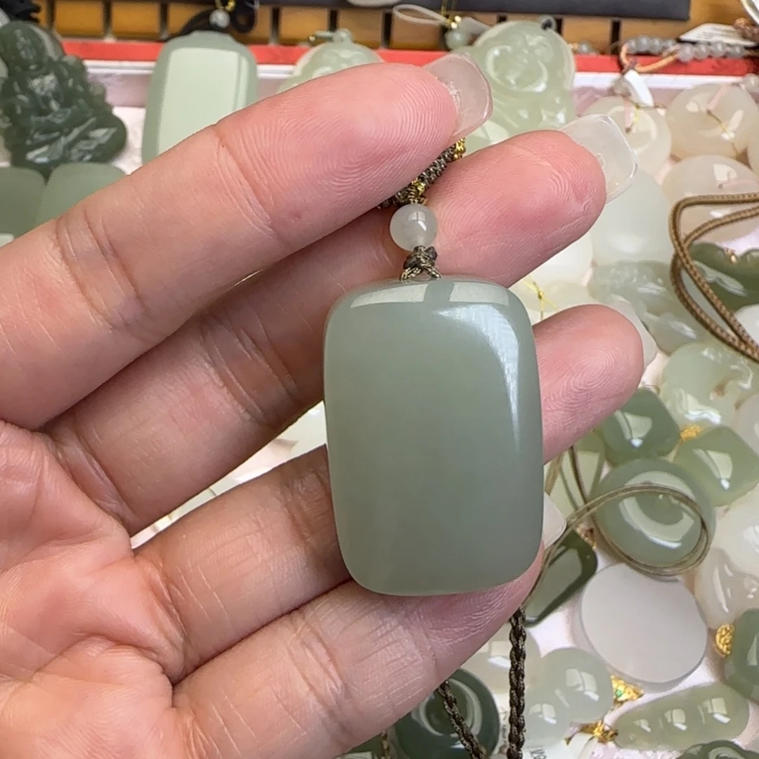 余****和田玉未镶嵌颈饰