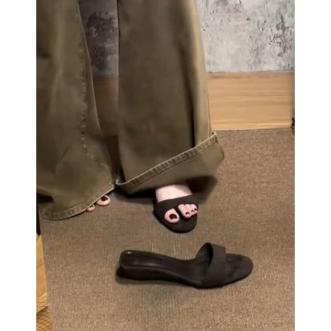 一字拖鞋女夏复古坡跟2025外穿时尚气质露趾高级感凉拖鞋