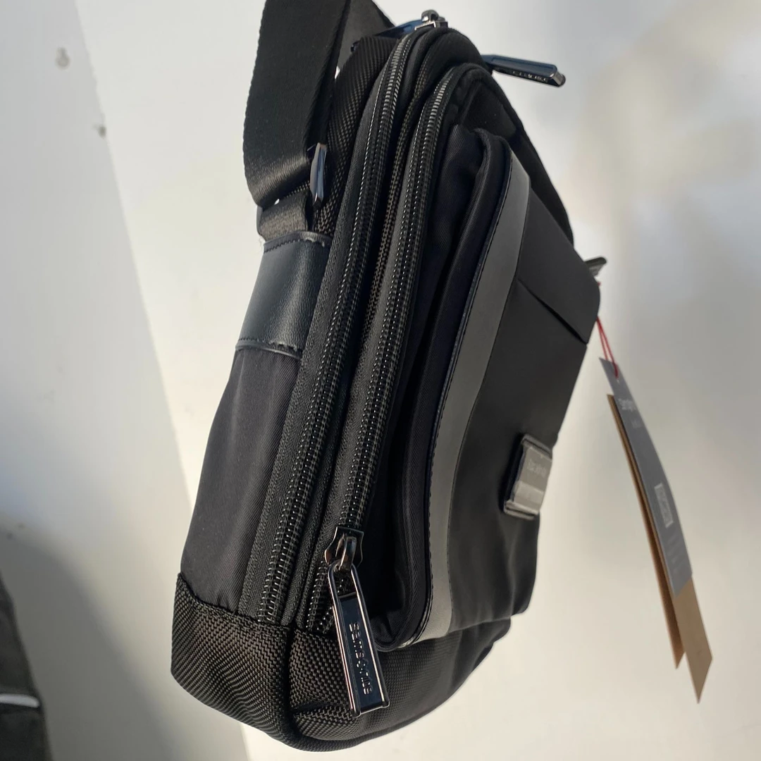 A001男士斜挎包轻便时尚