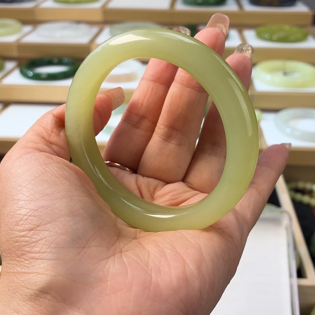 华***姐和田玉未镶嵌手镯