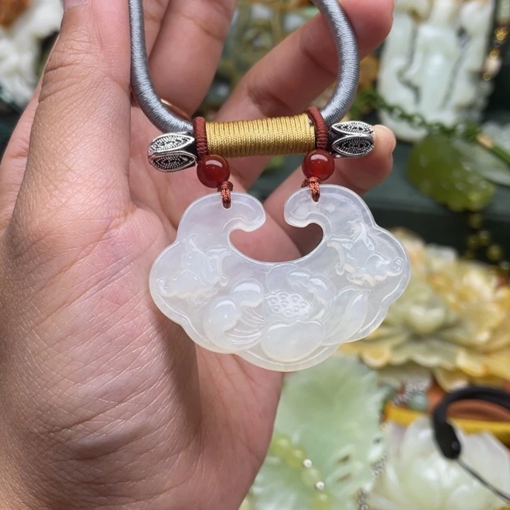 蛇纹石玉吊坠合金