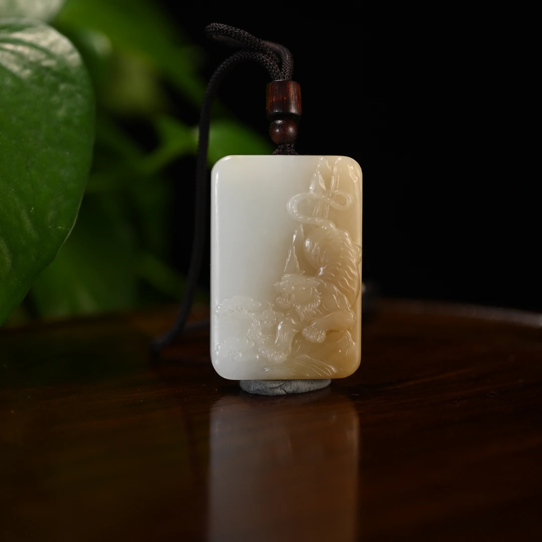 Lot8838 25YU106758和田玉且末糖猛虎下山牌佩/匡时